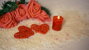 Día de fiesta del día de San Valentín con la flor de la decoración y la cantidad ardiente de la vela Día de fiesta del día de San Valentín con la flor de la decoración y la cantidad ardiente de la vela