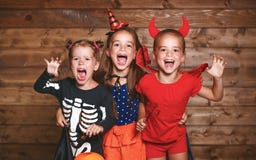 Día de fiesta Víspera de Todos los Santos Niños divertidos del grupo en trajes del carnaval Foto de archivo Día de fiesta Víspera de Todos los Santos Niños divertidos del grupo en trajes del carnaval Foto de archivo