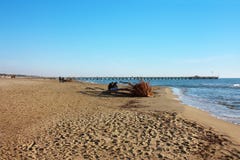 D?a de invierno soleado hermoso en la playa arenosa de Versilia en Forte dei Marmi El muelle en el horizonte, un peque?o mar azul foto de archivo D?a de invierno soleado hermoso en la playa arenosa de Versilia en Forte dei Marmi El muelle en el horizonte, un peque?o mar azul foto de archivo