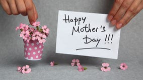 Día de madres feliz, palabras con las flores rosadas Día de madres feliz, palabras con las flores rosadas