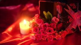 Día de San Valentín dulce del momento con la quema del ramo y de la vela de la flor Día de San Valentín dulce del momento con la quema del ramo y de la vela de la flor