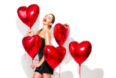 Día del `s de la tarjeta del día de San Valentín Muchacha de la belleza con los balones de aire en forma de corazón rojos que se imágenes de archivo libres de regalías Día del `s de la tarjeta del día de San Valentín Muchacha de la belleza con los balones de aire en forma de corazón rojos que se imágenes de archivo libres de regalías