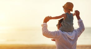 Día del `s del padre Hijo del papá y del bebé que juega junto al aire libre en un su Día del `s del padre Hijo del papá y del bebé que juega junto al aire libre en un su