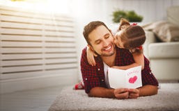 Día del `s del padre Papá feliz del beso de la hija de la familia y saludo del donante Fotos de archivo libres de regalías Día del `s del padre Papá feliz del beso de la hija de la familia y saludo del donante Fotos de archivo libres de regalías