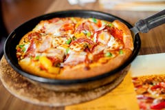Dîner italien avec la pizza et les ingrédients frais Images stock Dîner italien avec la pizza et les ingrédients frais Images stock