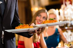 Dîner servi par serveur dans un restaurant fin Images stock Dîner servi par serveur dans un restaurant fin Images stock