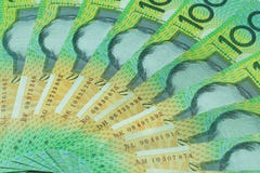 Dólar australiano, dinero de Australia 100 dólares de pila de los billetes de banco en el fondo blanco imagen de archivo Dólar australiano, dinero de Australia 100 dólares de pila de los billetes de banco en el fondo blanco imagen de archivo
