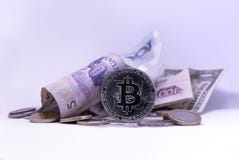 Dólares americanos, chino Yuan y moneda de Bitcoin imagen de archivo Dólares americanos, chino Yuan y moneda de Bitcoin imagen de archivo