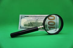 100 dólares e lupa de ampliação imagem de stock 100 dólares e lupa de ampliação imagem de stock