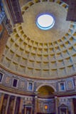 Dôme de Panthéon à Rome, Italie, avec la tombe de Raphael au photographie stock Dôme de Panthéon à Rome, Italie, avec la tombe de Raphael au photographie stock