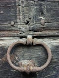 Dörrknackare med rost arkivbild Dörrknackare med rost arkivbild