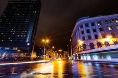 Długi ujawnienie Ryska główna ulica Brivibas przy nocą podczas deszczu w Latvia Moczy - Fachowej i najlepszy ilości - zdjęcie stock Długi ujawnienie Ryska główna ulica Brivibas przy nocą podczas deszczu w Latvia Moczy - Fachowej i najlepszy ilości - zdjęcie stock