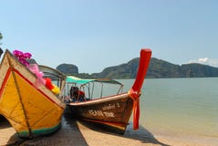 Długiego ogonu łodzie na plaży zdjęcie stock Długiego ogonu łodzie na plaży zdjęcie stock