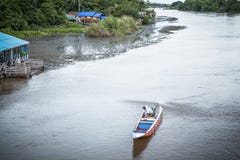 Długoogonkowa łódź w rzece przy Kanjanaburi Fotografia Stock Długoogonkowa łódź w rzece przy Kanjanaburi Fotografia Stock