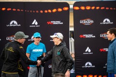 E Au-dessus de tout le coureur vers le haut de volont? Atkinson re?oit son prix photo libre de droits E Au-dessus de tout le coureur vers le haut de volont? Atkinson re?oit son prix photo libre de droits