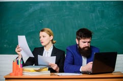 E ?critures blanc de bureau de dur?e de fond d'image 3d Homme d'affaires et secr?taire les couples d'affaires emploient l'ordinat photographie stock E ?critures blanc de bureau de dur?e de fond d'image 3d Homme d'affaires et secr?taire les couples d'affaires emploient l'ordinat photographie stock