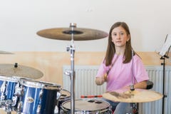 E De tienermeisjes hebben pret speeldrumstellen royalty-vrije stock foto's E De tienermeisjes hebben pret speeldrumstellen royalty-vrije stock foto's
