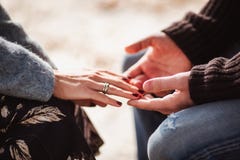 E Foco nas mãos Conceito do dia de Valentim imagem de stock E Foco nas mãos Conceito do dia de Valentim imagem de stock