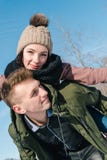 E Het meisje zit op de rug van haar vriend en glimlacht stock foto's E Het meisje zit op de rug van haar vriend en glimlacht stock foto's