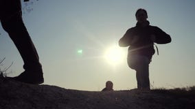 E hikers группы силуэта ног людей идя на верхнюю часть горы с акции видеоматериалы E hikers группы силуэта ног людей идя на верхнюю часть горы с акции видеоматериалы