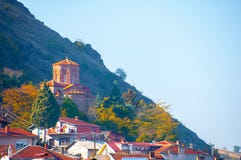 E Horizonte y montaña de la ciudad en el fondo fotografía de archivo E Horizonte y montaña de la ciudad en el fondo fotografía de archivo