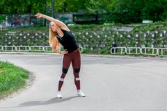 E Jonge vrouw die alvorens op te leiden het doen uitoefent om haar spieren en verbindingen uit te rekken opwarmen Sportief jong b royalty-vrije stock afbeeldingen E Jonge vrouw die alvorens op te leiden het doen uitoefent om haar spieren en verbindingen uit te rekken opwarmen Sportief jong b royalty-vrije stock afbeeldingen