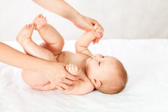 E Masseuse, die Massagebaby tut stockfoto E Masseuse, die Massagebaby tut stockfoto