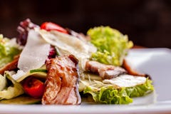 E Praca fachowy szef kuchni Naczynie od restauracji W g?r? zdjęcia stock E Praca fachowy szef kuchni Naczynie od restauracji W g?r? zdjęcia stock