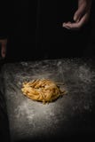 E R?ki robi makaronowi spaghetti r r fotografia stock E R?ki robi makaronowi spaghetti r r fotografia stock