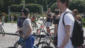 Kiew/Ukraine-Juni, 1 Lachen mit 2019 junges Mountainbikern Attraktive Radfahrer, die an der Fahrradparade stehen Nahaufnahme von stock video footage Kiew/Ukraine-Juni, 1 Lachen mit 2019 junges Mountainbikern Attraktive Radfahrer, die an der Fahrradparade stehen Nahaufnahme von stock video footage
