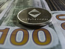 E r Vraies pi?ces de monnaie de bitcoin sur des billets de banque de cent E r Vraies pi?ces de monnaie de bitcoin sur des billets de banque de cent