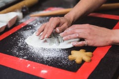 E Regalo de la Navidad, pan de jengibre hecho en casa fotos de archivo libres de regalías E Regalo de la Navidad, pan de jengibre hecho en casa fotos de archivo libres de regalías