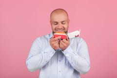 E renifle l'hamburger qu'il veut manger dès que possible tenez-vous devant images stock E renifle l'hamburger qu'il veut manger dès que possible tenez-vous devant images stock