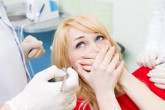 Żeński pacjent w dentysty biurowy przestraszonym lekarka, procedura obrazy stock Żeński pacjent w dentysty biurowy przestraszonym lekarka, procedura obrazy stock