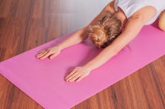 ?e?ski robi rozci?ganie na sprawno?ci fizycznej macie Kobieta robi balasana joga w domu fotografia royalty free ?e?ski robi rozci?ganie na sprawno?ci fizycznej macie Kobieta robi balasana joga w domu fotografia royalty free