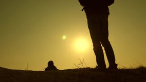 E Trabajo en equipo de hombres de negocios Tres viajeros almacen de video E Trabajo en equipo de hombres de negocios Tres viajeros almacen de video