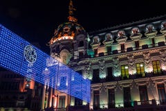 E Vista di notte della costruzione della metropoli del mA immagine stock E Vista di notte della costruzione della metropoli del mA immagine stock