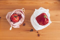E Świezi sklepy spożywczy w reusable eco warzywach w plastikowej polietylen torbie na drewnianym stole i torbach zdjęcie stock E Świezi sklepy spożywczy w reusable eco warzywach w plastikowej polietylen torbie na drewnianym stole i torbach zdjęcie stock