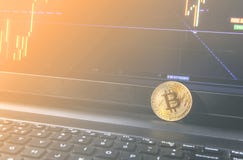 E Η φωτογραφία Bitcoin κινηματογραφήσεων σε πρώτο πλάνο, ανταλλάσσει την εικονική αξία, crypto ψηφιακό στοκ φωτογραφία E Η φωτογραφία Bitcoin κινηματογραφήσεων σε πρώτο πλάνο, ανταλλάσσει την εικονική αξία, crypto ψηφιακό στοκ φωτογραφία