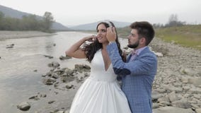 E Νεόνυμφος και νύφη ερωτευμένοι απόθεμα βίντεο E Νεόνυμφος και νύφη ερωτευμένοι απόθεμα βίντεο