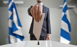 E Ο ψηφοφόρος κρατά το φάκελο διαθέσιμο επάνω από την ψήφο r στοκ φωτογραφία E Ο ψηφοφόρος κρατά το φάκελο διαθέσιμο επάνω από την ψήφο r στοκ φωτογραφία