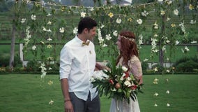 E Τροπικός κήπος στο βράδυ Καλό ζεύγος newlyweds φιλμ μικρού μήκους E Τροπικός κήπος στο βράδυ Καλό ζεύγος newlyweds φιλμ μικρού μήκους