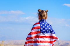 E Счастливый ребенк, милая девушка маленького ребенка с американским флагом США празднуют 4-ое -го июль стоковая фотография E Счастливый ребенк, милая девушка маленького ребенка с американским флагом США празднуют 4-ое -го июль стоковая фотография