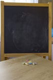 E Чертежная доска и покрашенные crayons стоковые изображения rf E Чертежная доска и покрашенные crayons стоковые изображения rf