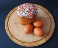 An easter cake with eggs on the wooden board stock photography An easter cake with eggs on the wooden board stock photography
