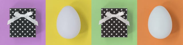 Easter Eggs und Geschenkboxen auf einer mehrfarbigen Fahne mit Quadraten stockbilder Easter Eggs und Geschenkboxen auf einer mehrfarbigen Fahne mit Quadraten stockbilder
