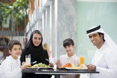 eastern enjoying family meal middle στοκ εικόνες eastern enjoying family meal middle στοκ εικόνες