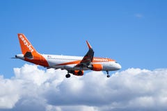 Easyjet, Airbus A320 - 214 en aire imagen de archivo libre de regalías Easyjet, Airbus A320 - 214 en aire imagen de archivo libre de regalías