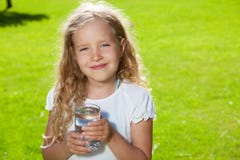Eau potable d'enfant photo stock Eau potable d'enfant photo stock