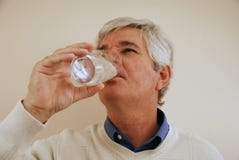 Eau potable d'homme aîné images libres de droits Eau potable d'homme aîné images libres de droits